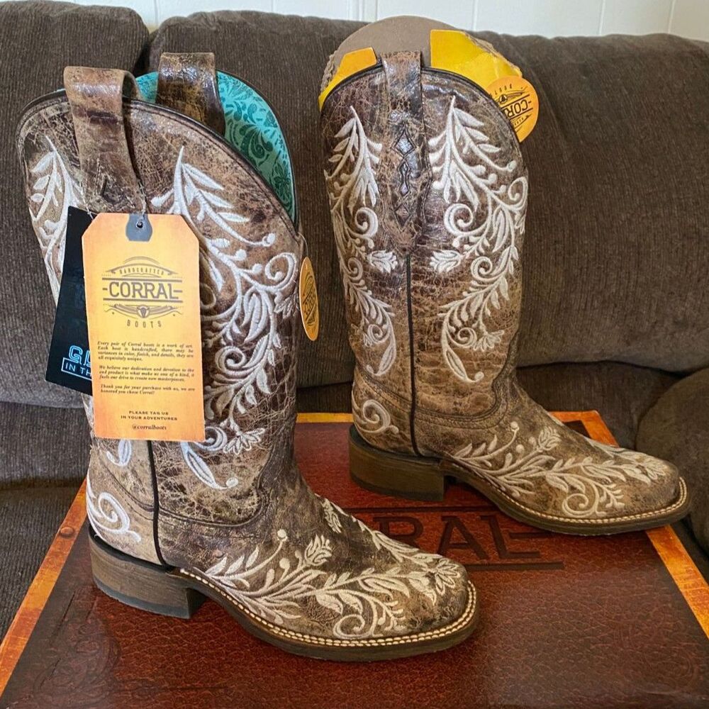 NWT Corral Glow-in-the-Dark White Floral Embroidery Brown Square Toe Boot